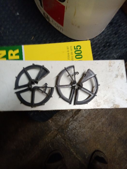 vand distantieri plastic ptr. fier beton 35 lei cutia de 150 bucati