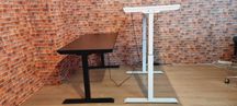 Birou reglabil pe inaltime Negru cu blat negru orice dim in showroom