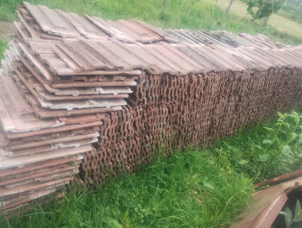 Vând țiglă veche.