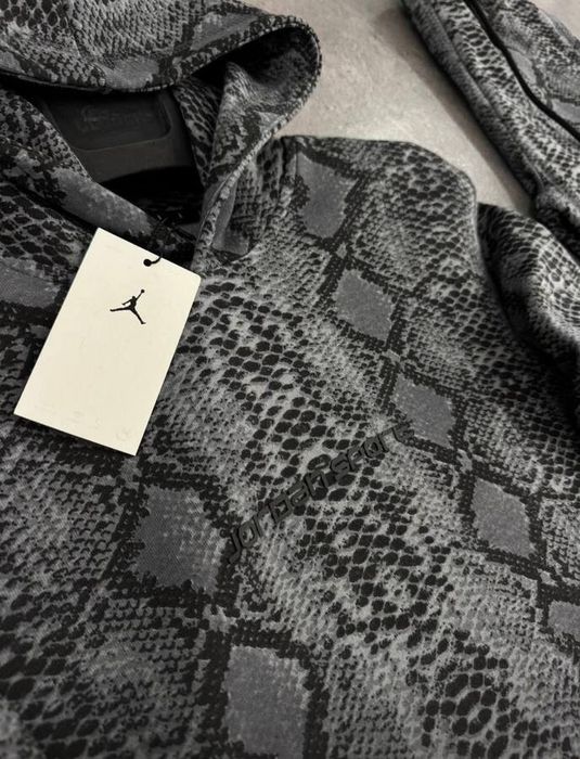 Продавам Екип Л Размер Jordan