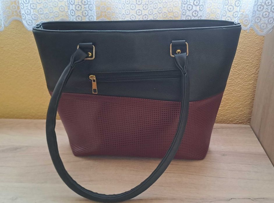 Дамска чанта в бордо и черно