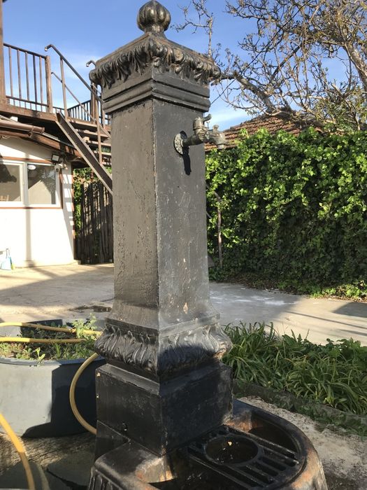 Стара антична италианска чугунена чешма