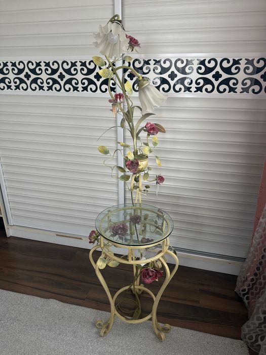 Продам прикроватный столик светильник