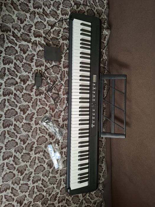 Продам синтезатор. 8 октав