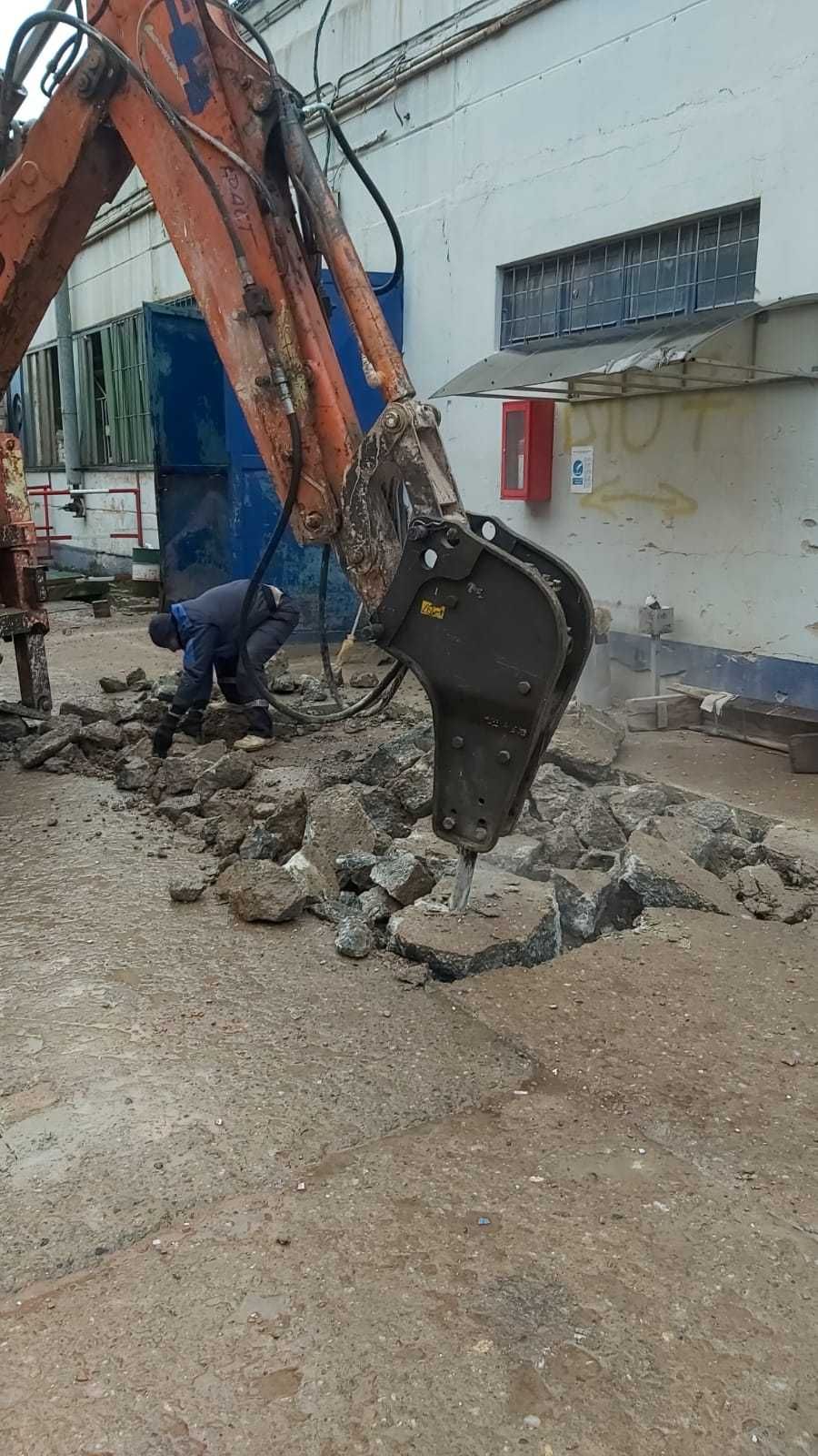 Minexcavator, dotat cu picon, cupe de 30 so 60 si taluz.