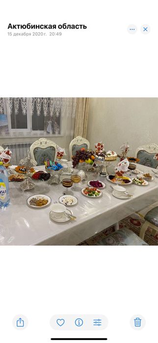 Стол со стульями.