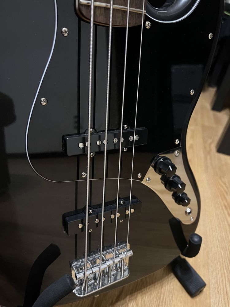 Fender Squier Affinity Jazz Bass + Accesorii