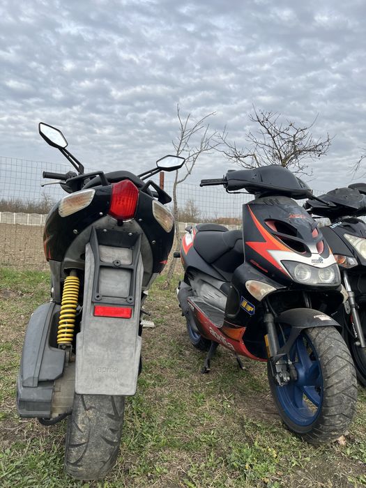 De vanzare 4 scutere