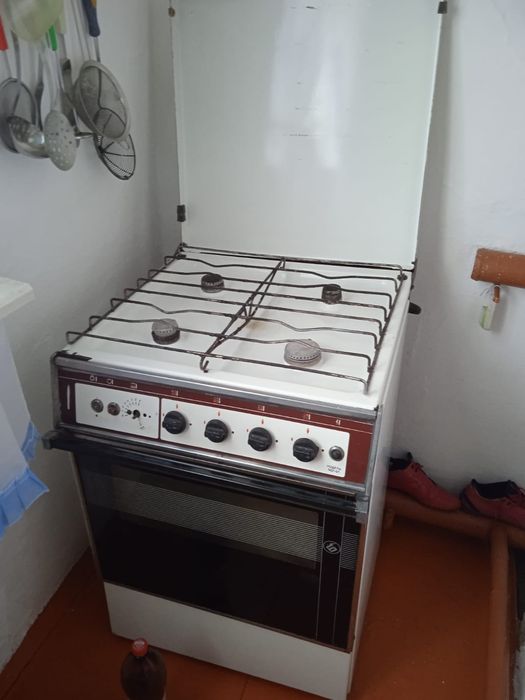 Продам газовую плиту