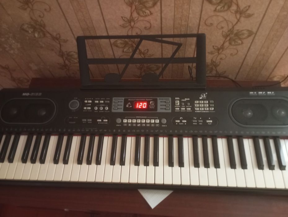 Продам синтезатор,