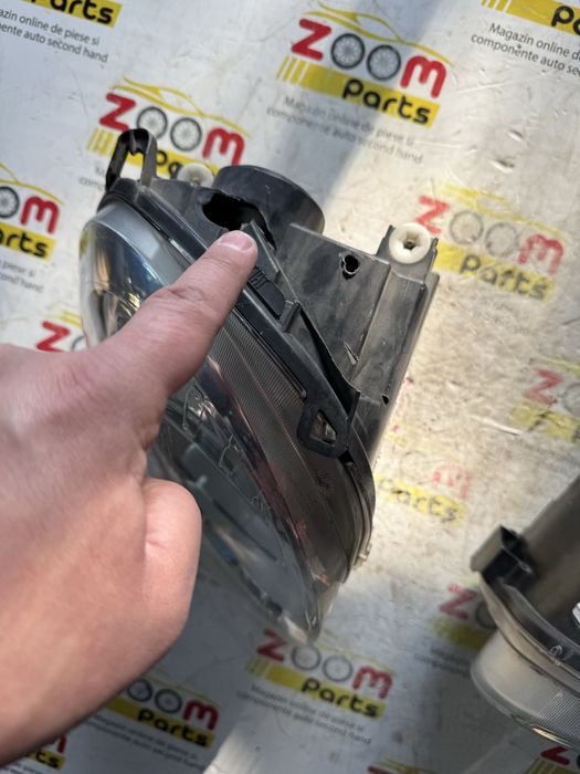 Far dreapta cu defecte pe carcasa Fiat 500