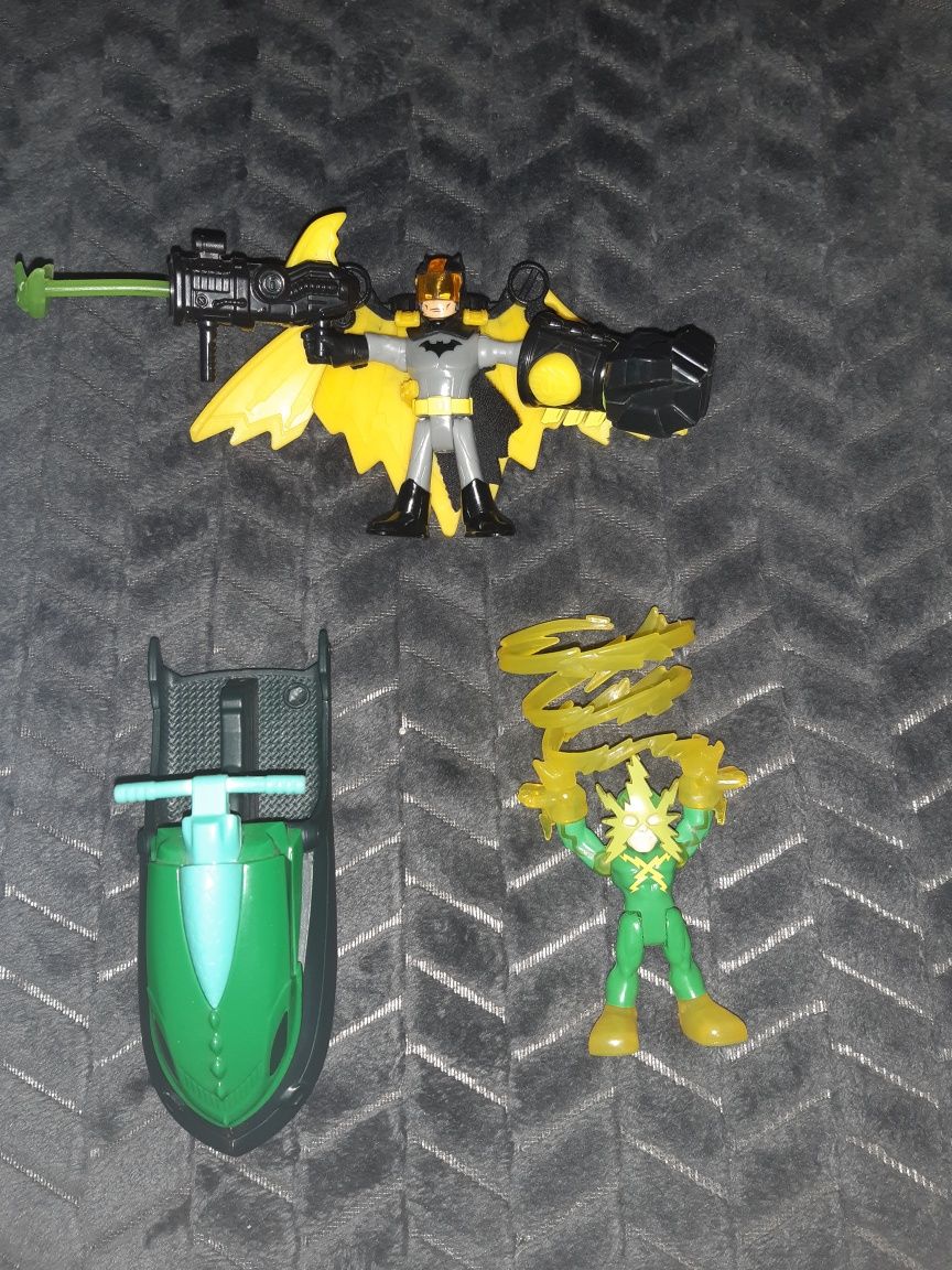 Figurine Batman articulate cu accesorii super eroi