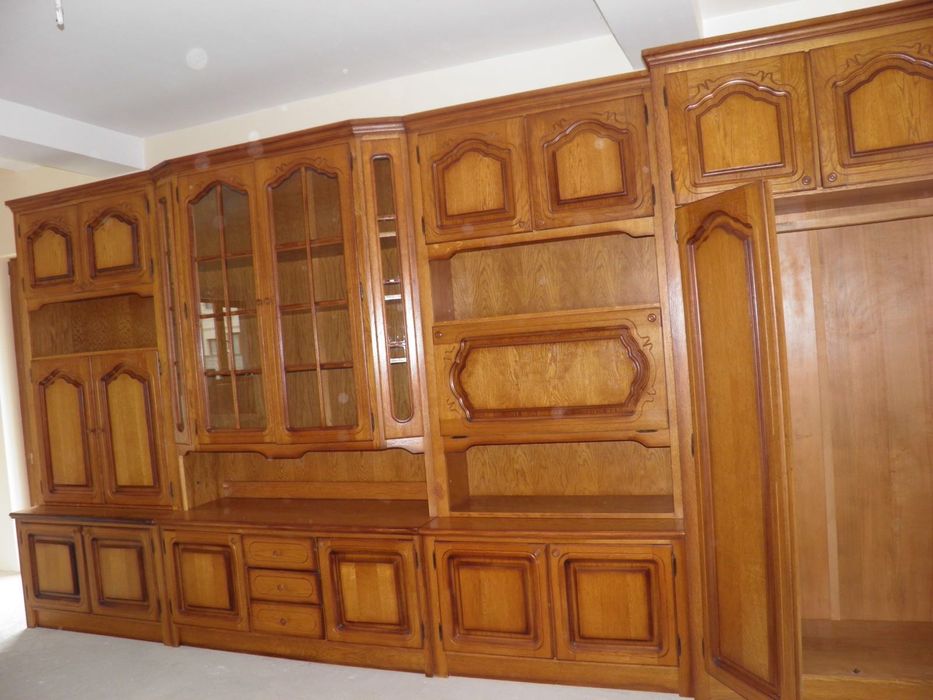 Vând mobilă de sufragerie din lemn masiv