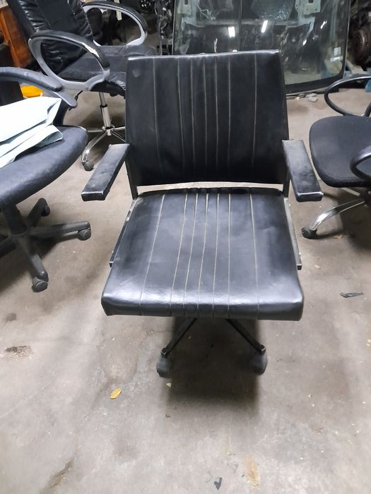 Офис столове здрави