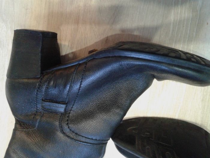 Удобни черни ботуши № 39,естественна кожа.