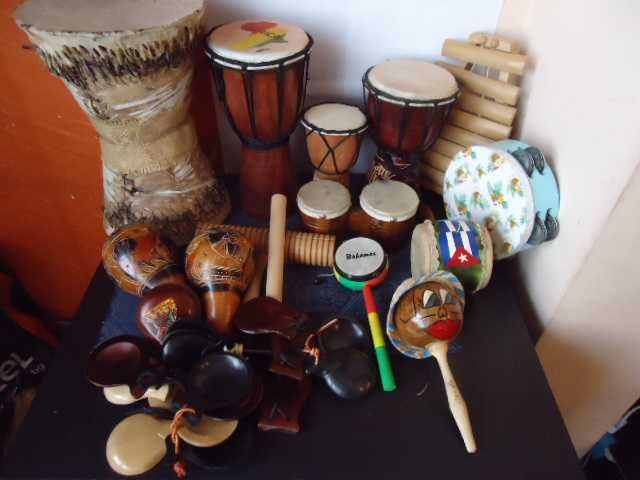 тарамбука, маракас Куба, кастанети, там-там барабанче,барабан-език