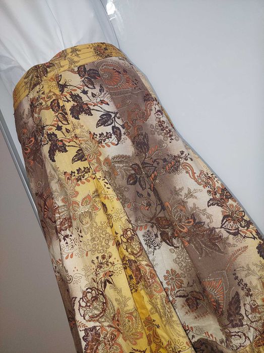 Fustă in clos cu fir auriu