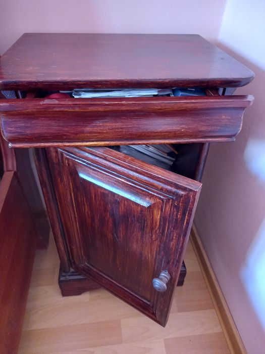 Vand noptiera din lemn,culoare inchisa,model vintage Louis Phillippe