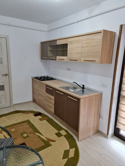 Apartament 2 camere  și loc parcare proprietate la curte