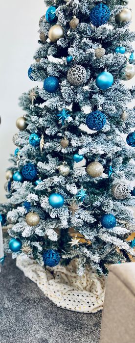 Brad artificial împodobit