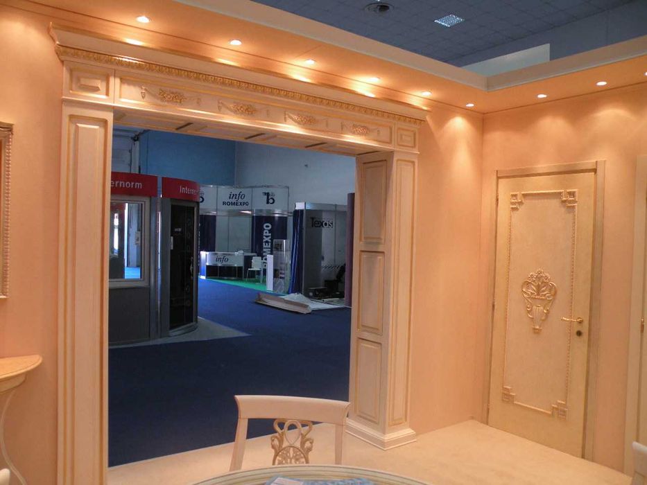 Usa, portal si masa sculptate si pictate manual, fabricate in Italia