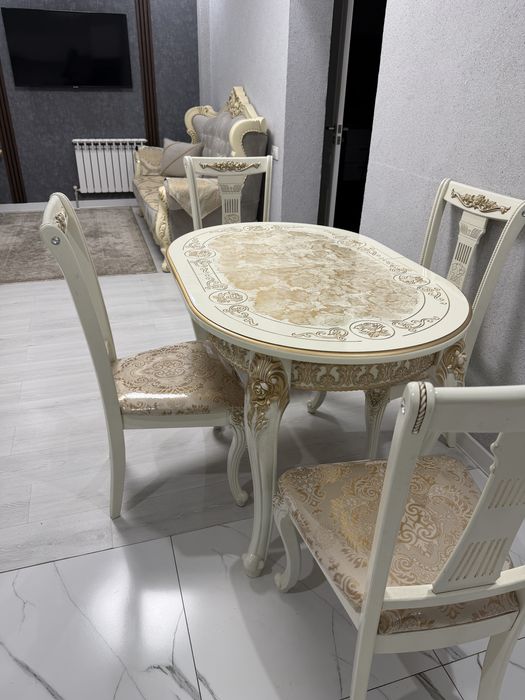 Продам стол со стульями как новые