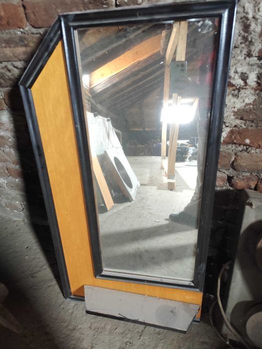 Огледало и закачалка