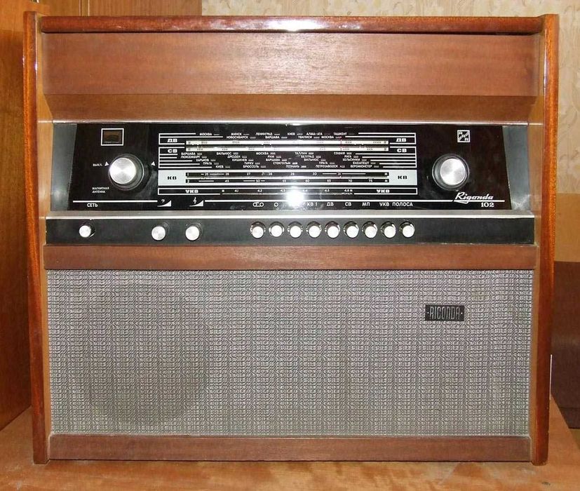 Грамофон радио РИГОНДА отлично ретро антика