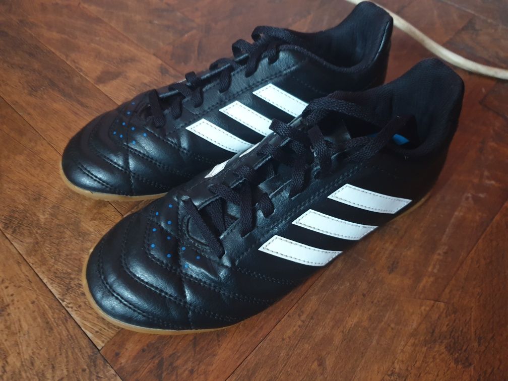 Adidasi fotbal, Adidas Classic