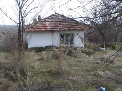 Продавам къща с двор