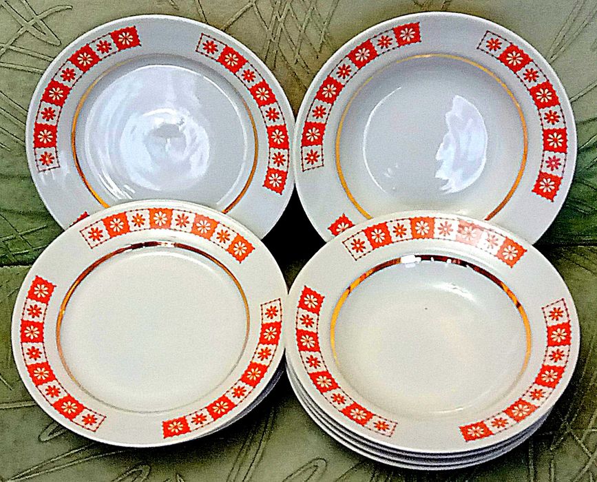 Сервиз от 12чинии.Перфектен руски порцелан.Златен кант.