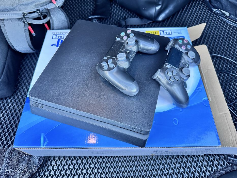 Play station ps 4 , 4 игры есть