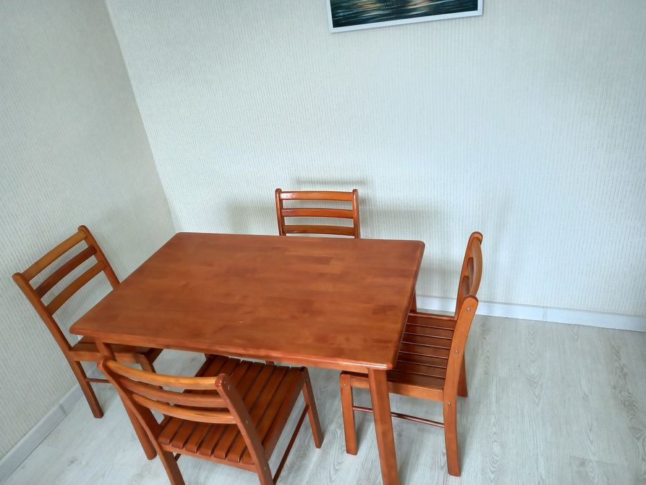 Продам стол и 4 стула для гостинной