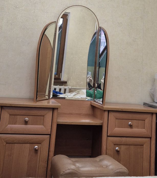 Тауалетный столик с 3 зеркалами+пуф