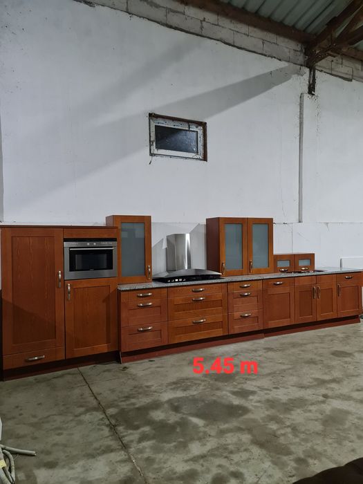 Bucatarie lemn masiv cu blat de granit și electrocasnice incluse