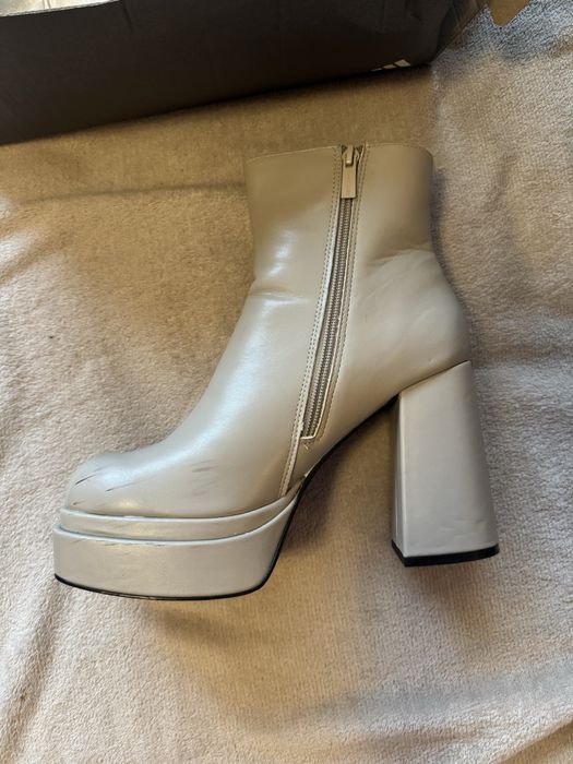 Боти на ток със забележка