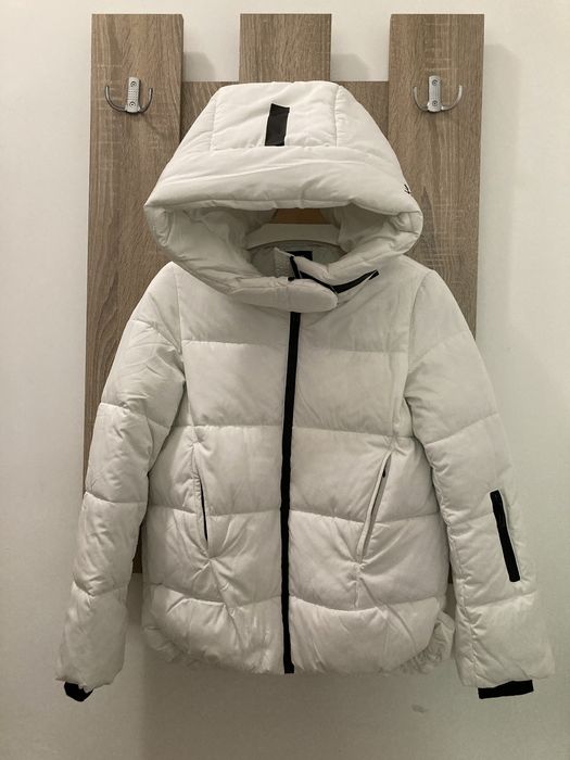 Яке Colin's ново