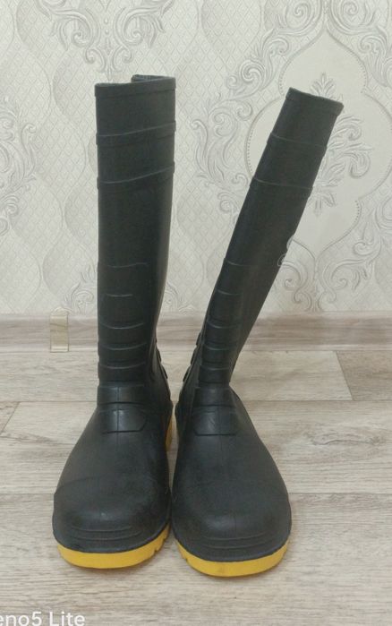 Продам Резиновые сапоги