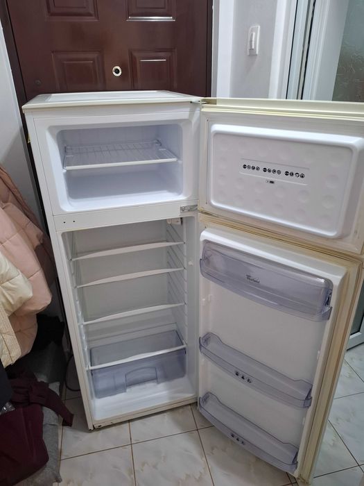 Vand urgent Frigider Whirlpool