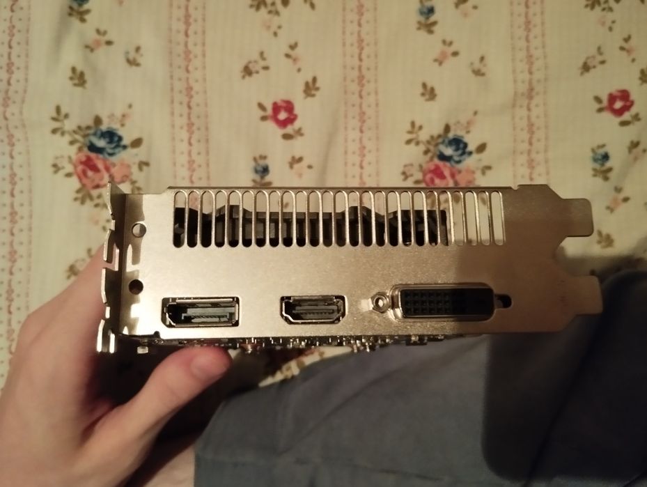 Rx 560 4gb ddr5 почти новая (срок исп. 3 месяца)