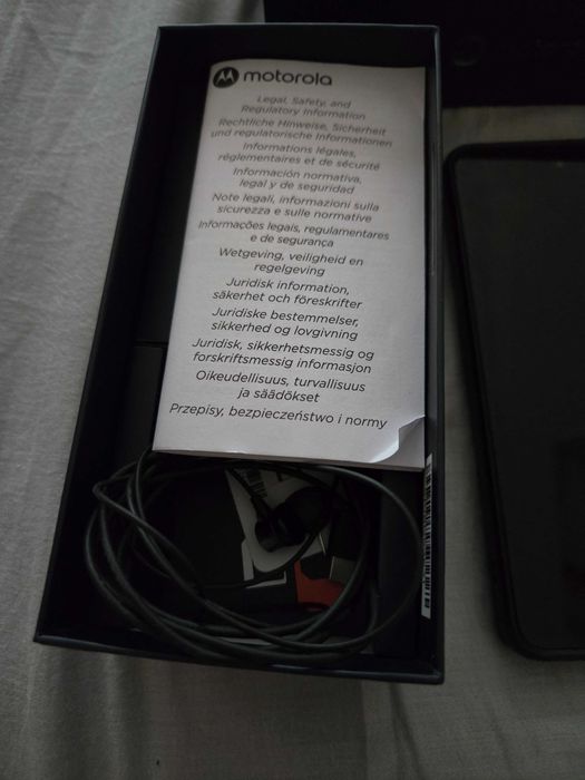 Motorola Edge 30 и Moto watch с кутия