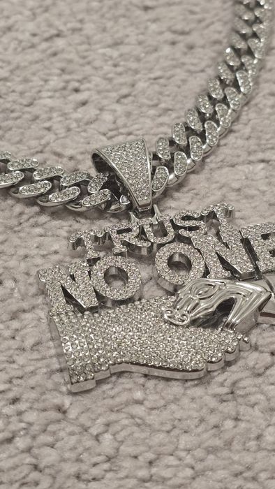 Colier  "trust no one"