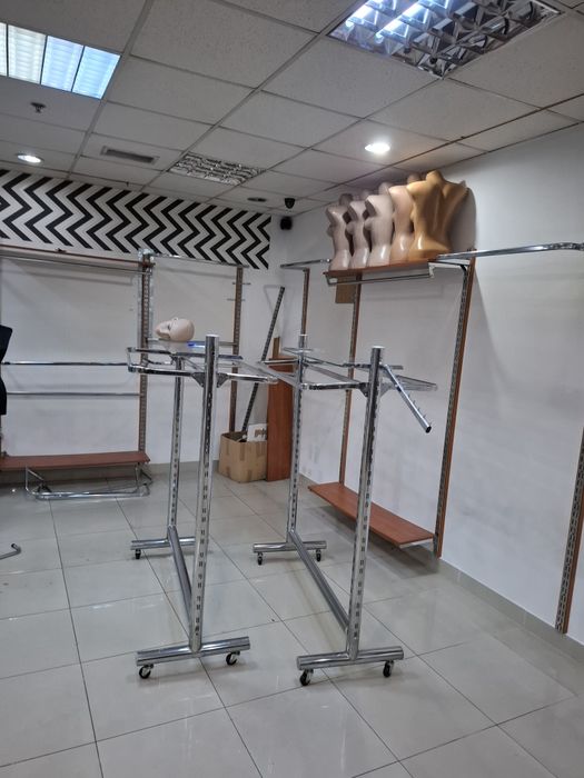 Vând mobilier magazin haine