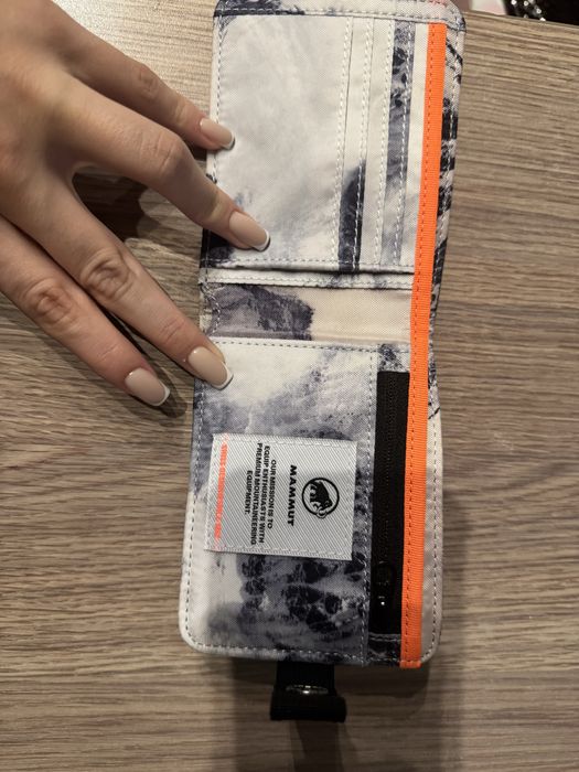 бежово портмоне Mammut