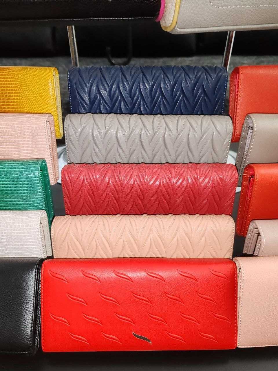 Разпродажба на чанти и портфейли