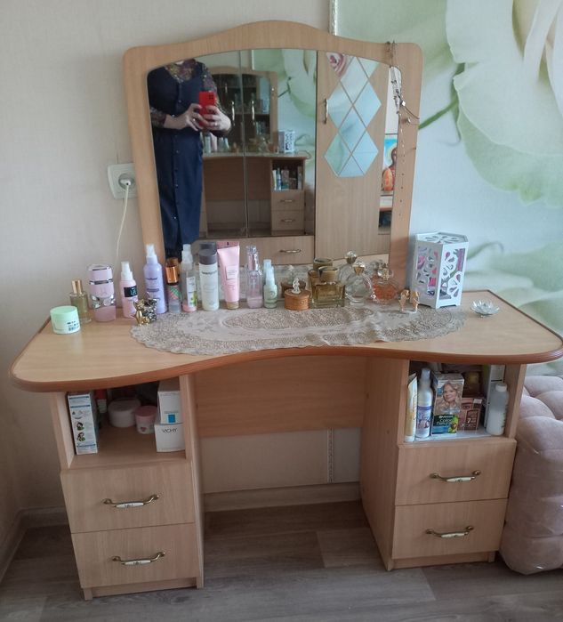 Продам туалетный столик с зеркалом.