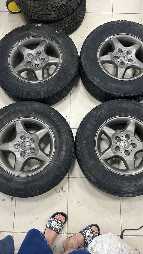 Продаю титанки и шины  на авто мерседес ml 163 кузов.Пишите звоните