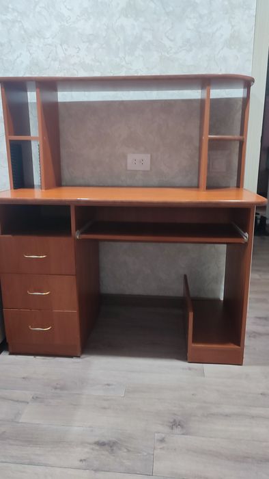 Продаю компьютерный стол