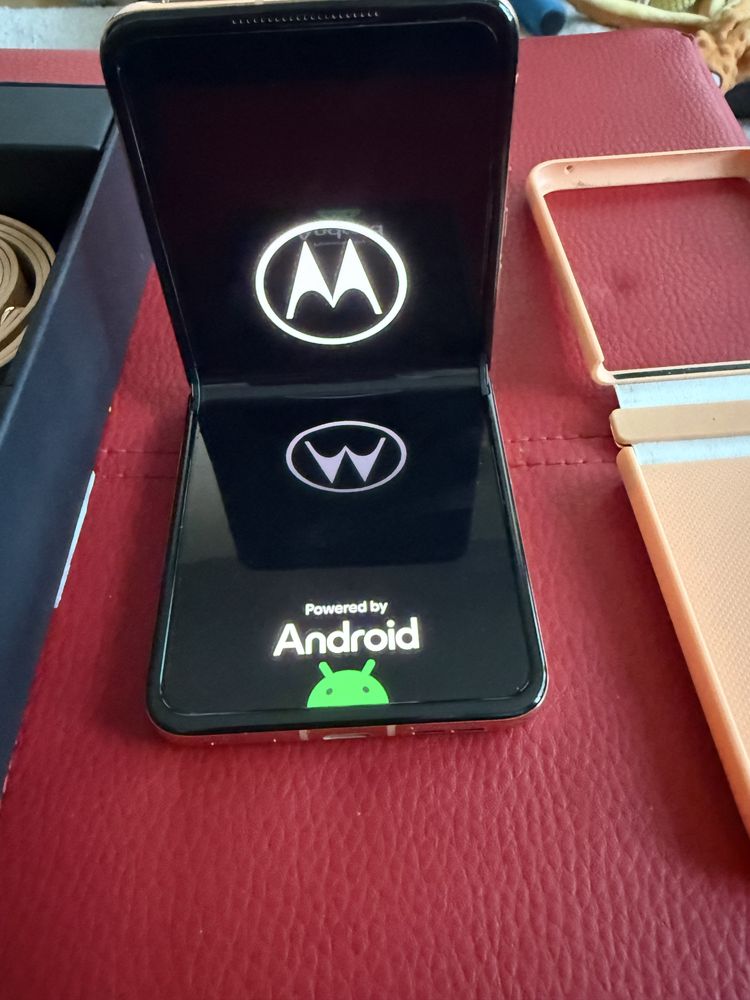 Продавам Motorola razr 50 ultra 512 GB, цвят Peach Fuzz, Like New
