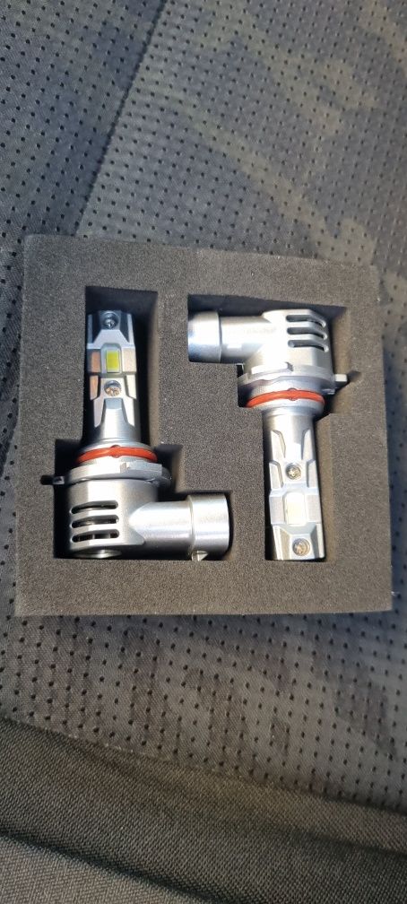 Becuri auto LED 9006 / HB4